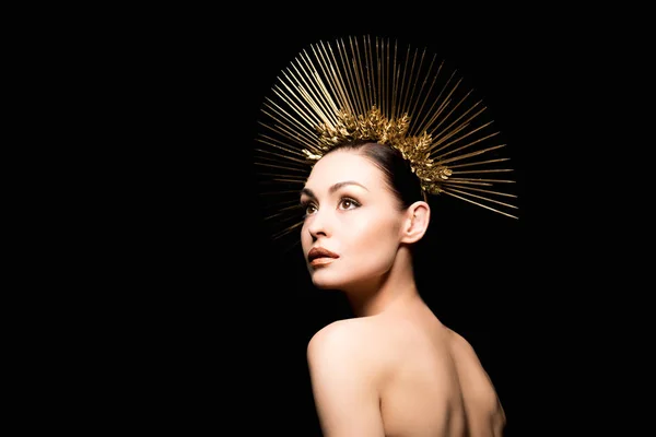 Glamorösa kvinna i gyllene headpiece — Stockfoto
