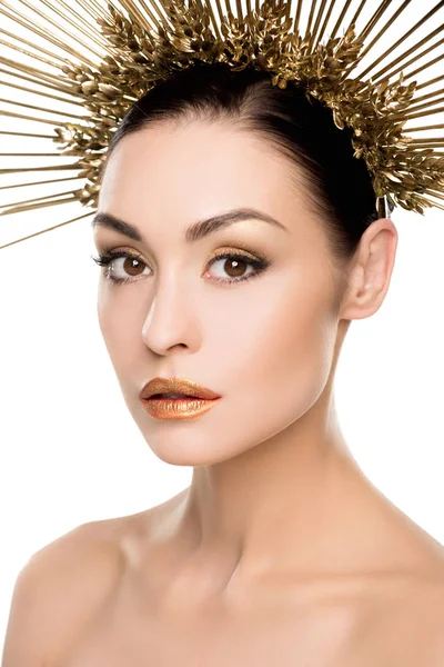 Mulher glamourosa em headpiece dourado — Fotografia de Stock