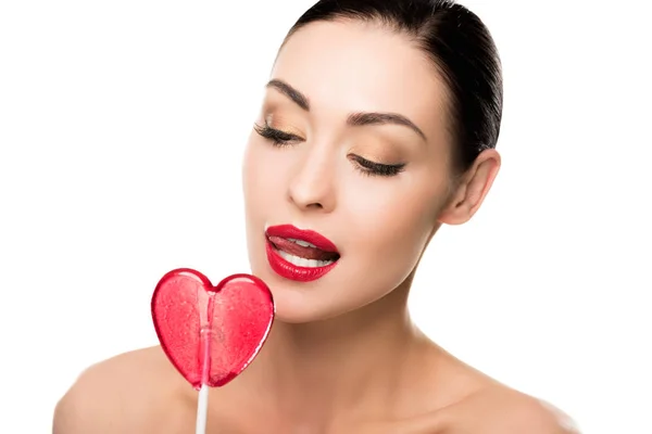 Mujer con piruleta en forma de corazón — Foto de Stock