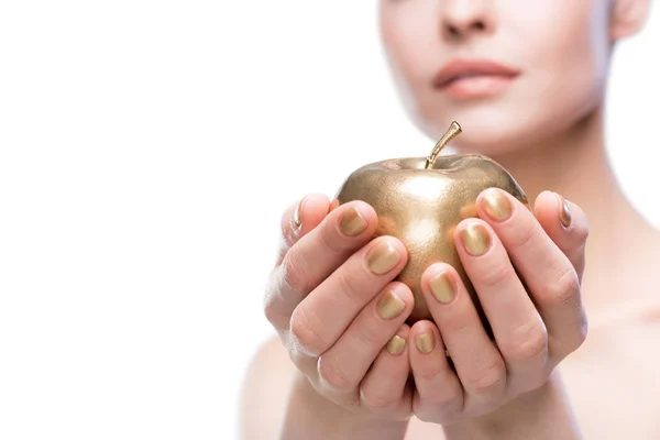 Женщина держит золотое яблоко — стоковое фото