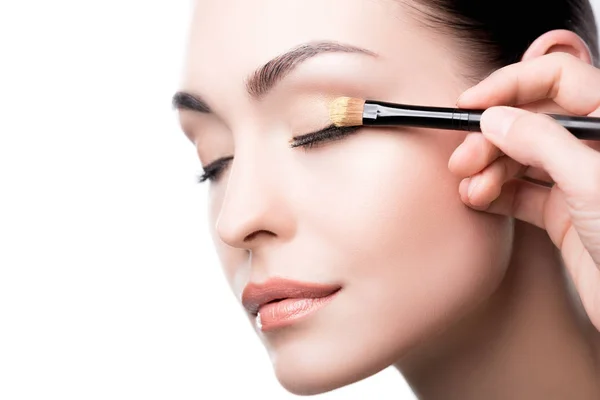 Makeup artist using brush — Stock Photo, Image