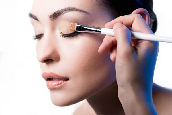 Makeup artist using brush — Stock Photo, Image