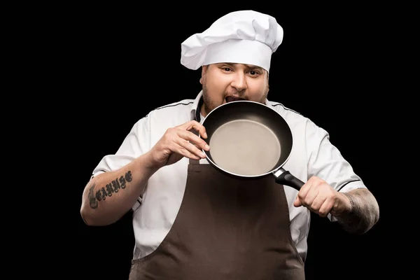 Молодий шеф-кухар зі сковородою — стокове фото