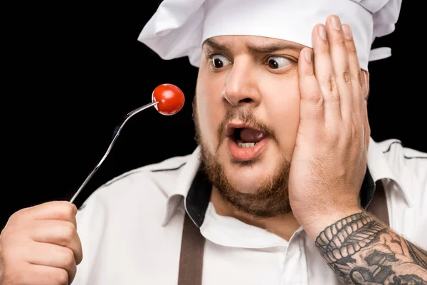 Chef sosteniendo tomate en tenedor —  Fotos de Stock