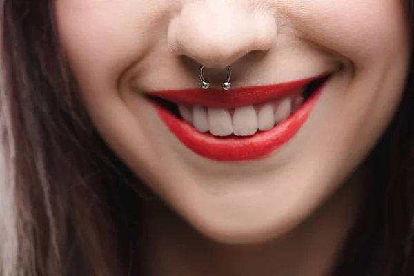 Kırmızı dudaklar ve burnuna piercing ile kız — Stok fotoğraf