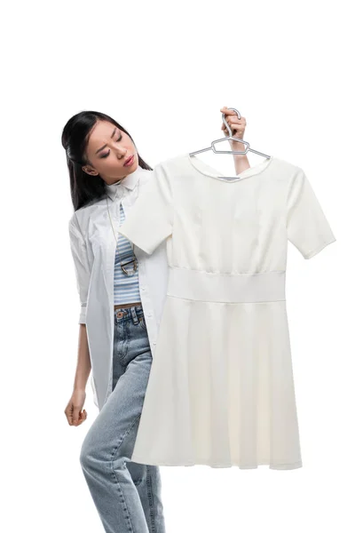 Азиатская девушка держит платье — стоковое фото