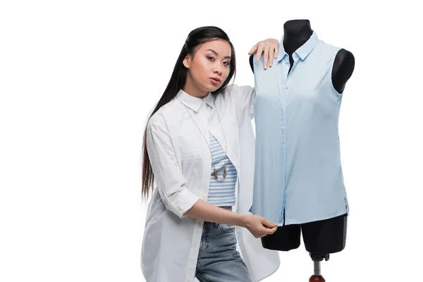 Ásia dressmaker medição vestido no manequim — Fotografia de Stock