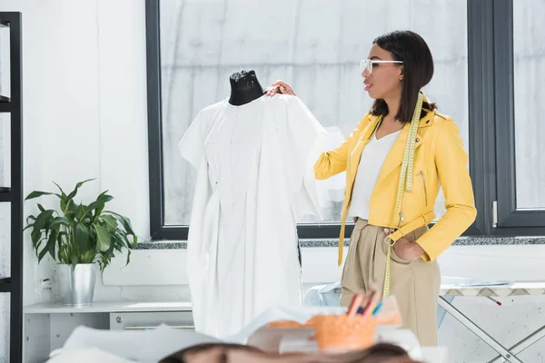 Dressmaker trabajando con maniquí —  Fotos de Stock