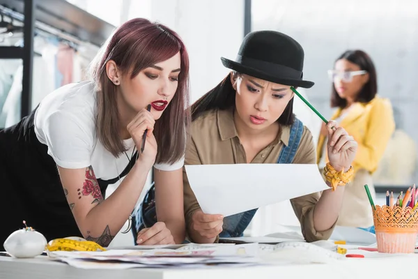 Diseñadores de moda trabajando juntos —  Fotos de Stock