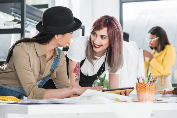 Diseñadores de moda trabajando juntos — Foto de Stock