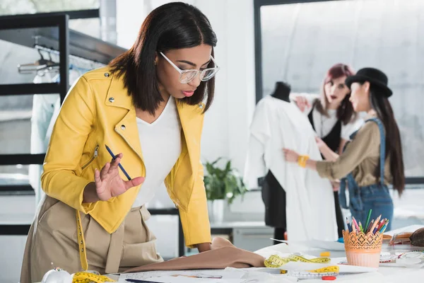 Modeschöpfer arbeitet an Skizze — Stockfoto