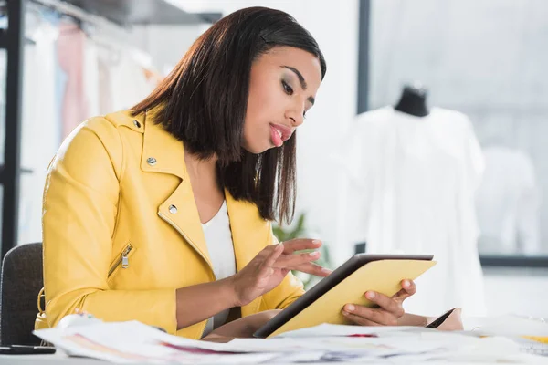 Femme utilisant une tablette numérique — Photo