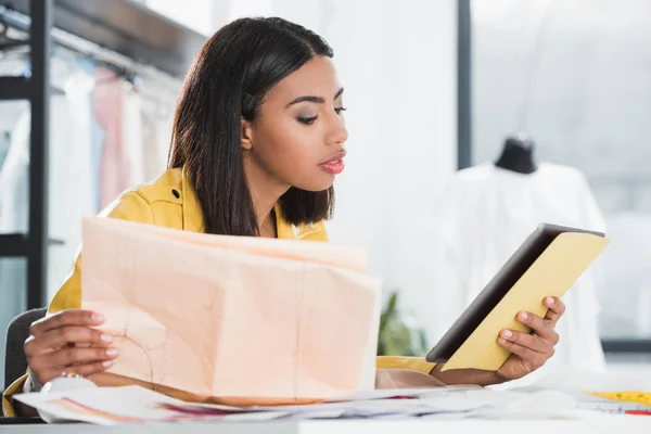 Vrouw die digitale tablet gebruikt — Stockfoto