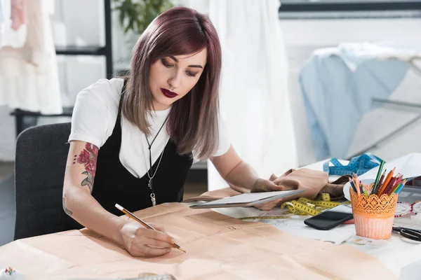 Mujer usando tableta digital — Foto de Stock