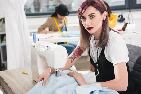 Jeune couturière travaillant sur machine à coudre — Photo