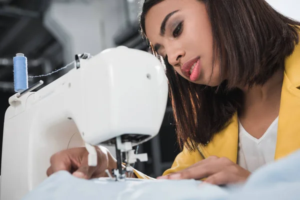 ミシンで働く若い女性の裁縫師 — ストック写真