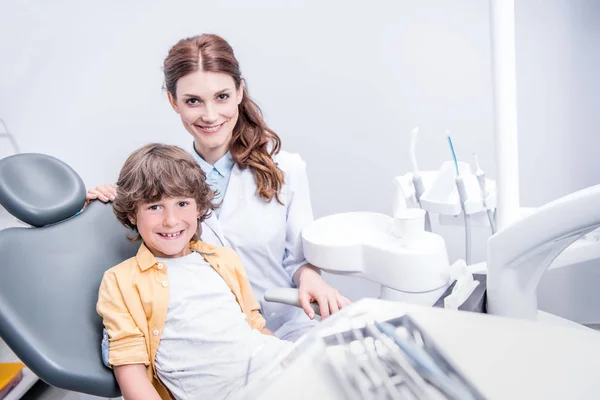 Dentiste et petit garçon — Photo