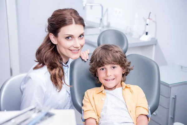 Стоматолог і маленький хлопчик — стокове фото