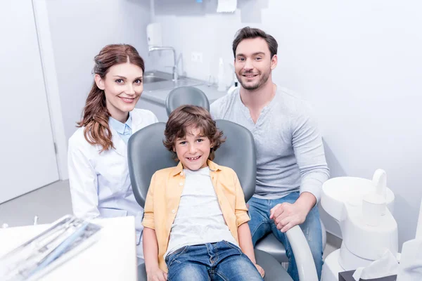 Сім'я в стоматологічному кабінеті — стокове фото