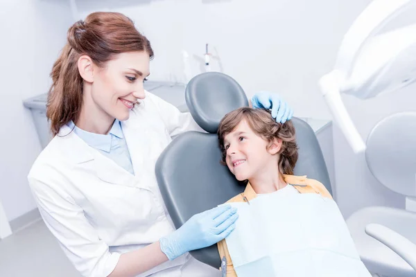 Dentista y niñito — Foto de Stock