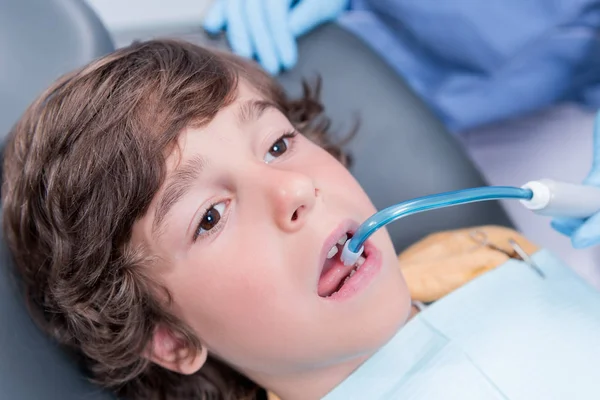 Dentist treating patients teeth — Stock Photo, Image