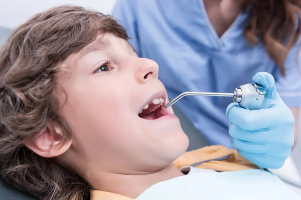 Dentiste traitant les dents des patients — Photo