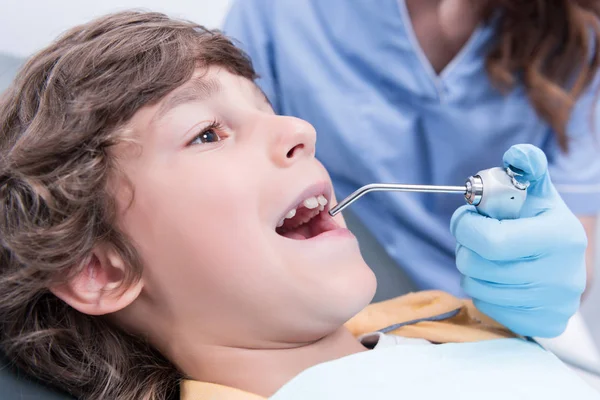 Dentista trattamento dei denti dei pazienti — Foto Stock