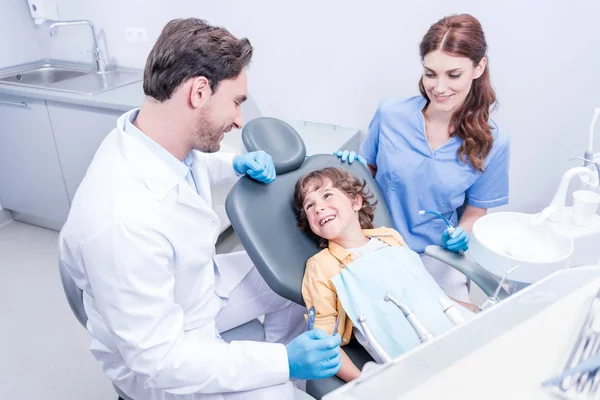 Niño pequeño y dentistas —  Fotos de Stock