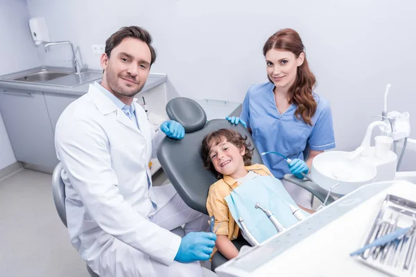 Niño pequeño y dentistas —  Fotos de Stock
