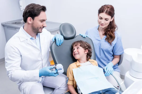 Petit garçon et dentistes — Photo