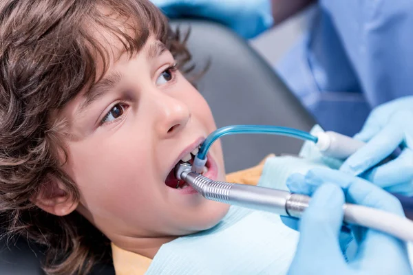Стоматологи лечат зубы пациентов — стоковое фото