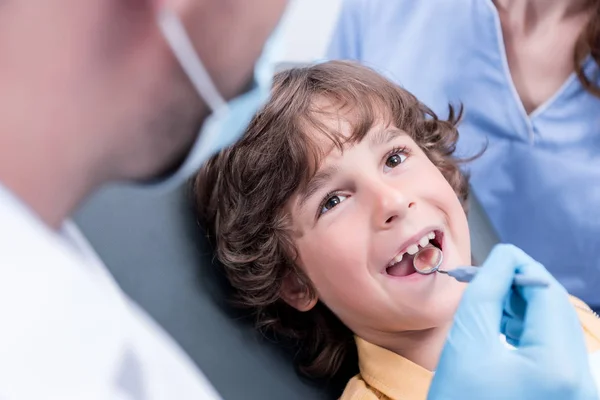 Dentist examining patients teeth — Stock Photo, Image