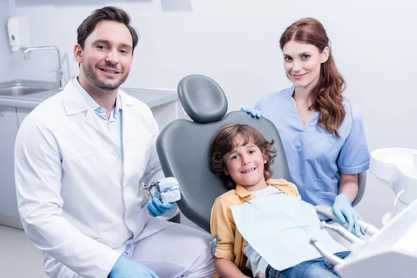 Dentisti e ragazzo in clinica dentale — Foto Stock