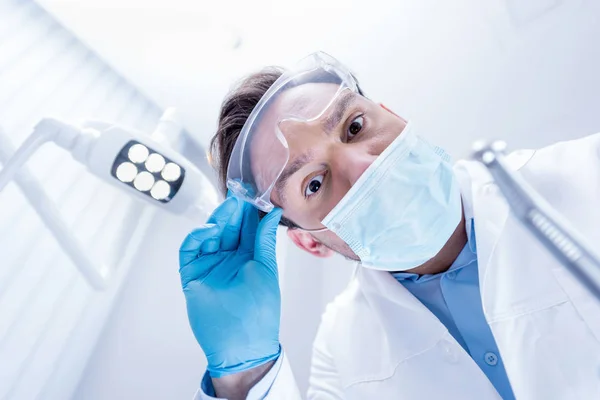 Tandläkare med dental borr — Stockfoto