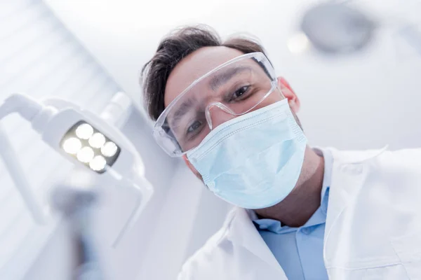 Dentista en máscara protectora — Foto de Stock