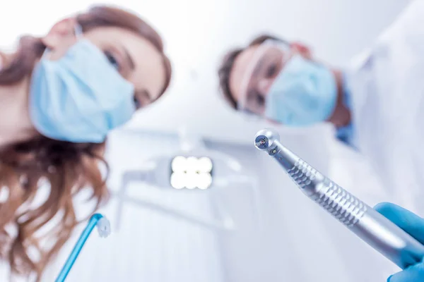 Tandläkare med dental utrustning — Stockfoto