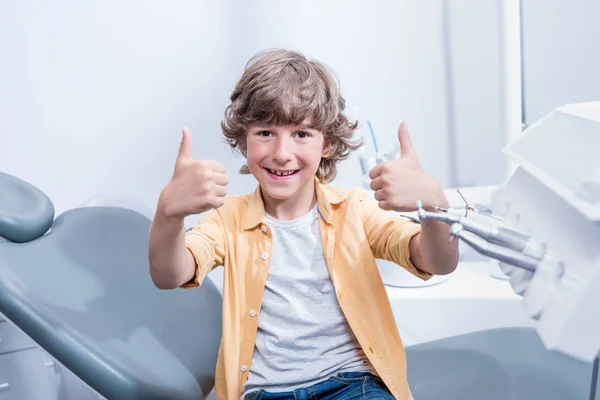 Ragazzo in clinica dentale — Foto Stock