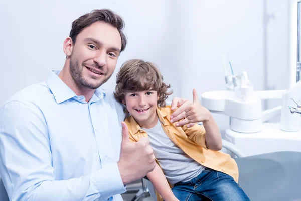 Dentista e ragazzo in clinica dentale — Foto Stock