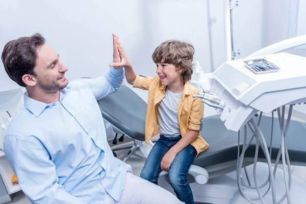 Dentista e menino na clínica odontológica — Fotografia de Stock