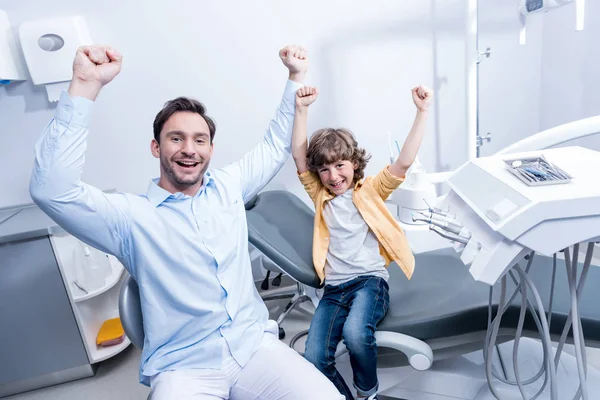 Dentiste et garçon en clinique dentaire — Photo