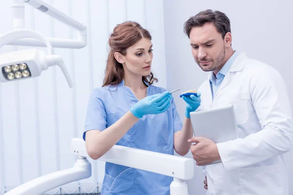 Dentists working in clinic — Stock Photo, Image