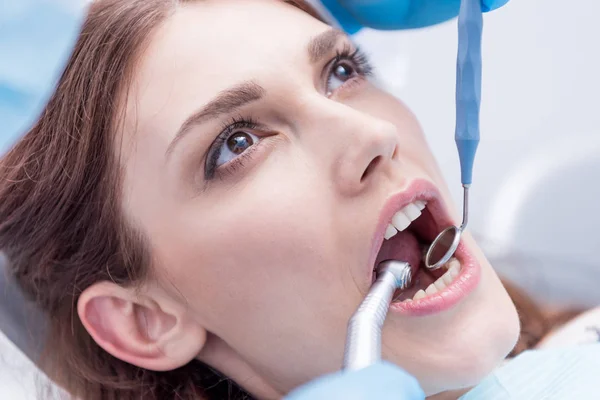 Οδοντίατρος που θεραπεύει δόντια ασθενών — Φωτογραφία Αρχείου