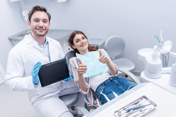 Пацієнт і стоматолог з планшетом — стокове фото