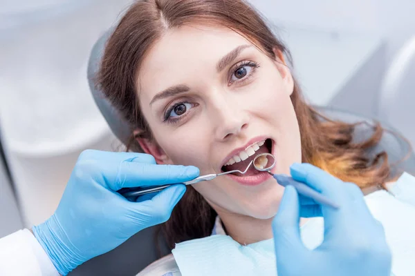 Dentista examinando los dientes pacientes — Foto de Stock