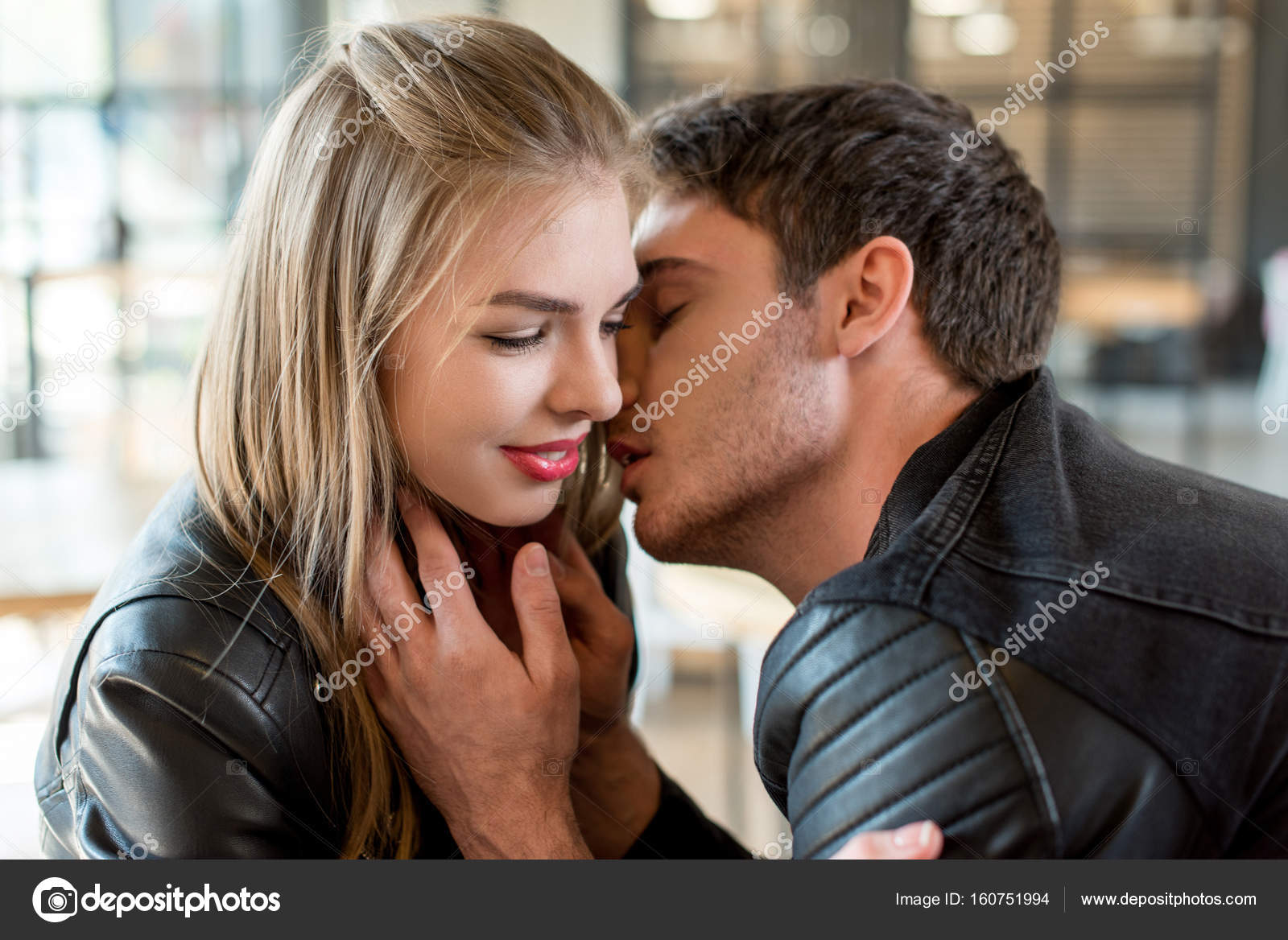 Namorada beijando homem Fotos De Bancos De Imagens Sem Royalties