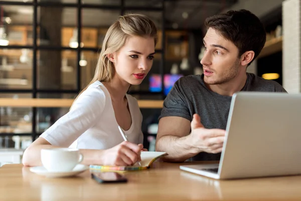 Пара працює на ноутбуці в кафе — стокове фото