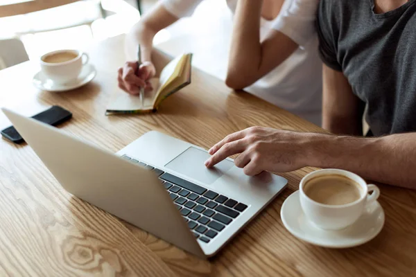 Coppia che lavora su computer portatile in caffè — Foto Stock