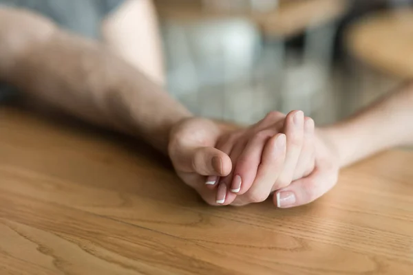 Pareja cogida de la mano — Foto de Stock