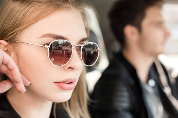 Stilvolle Frau mit Sonnenbrille im Auto — Stockfoto