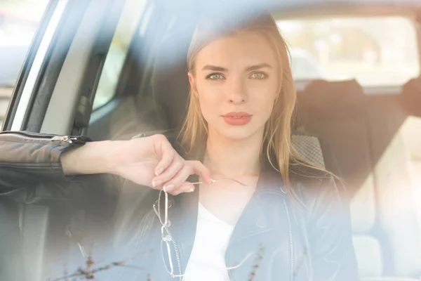 Beautiful blond woman in car — Stock Photo, Image